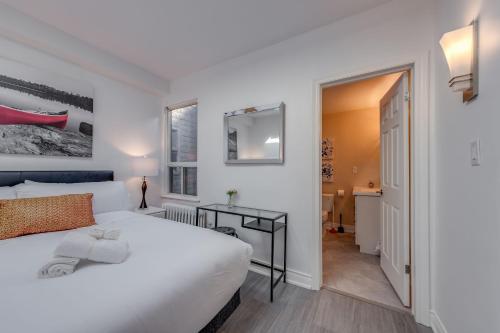 Ένα ή περισσότερα κρεβάτια σε δωμάτιο στο The Bloor Spadina Getaway With 3-Bedroom and Private Patio