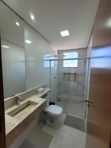 Ένα μπάνιο στο Apartamento 2 quartos e garagem