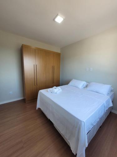 Ένα ή περισσότερα κρεβάτια σε δωμάτιο στο Apartamento 2 quartos e garagem