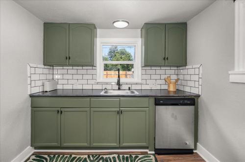 Kuchyň nebo kuchyňský kout v ubytování Charming 2 Bedroom home in beautiful Spokane!