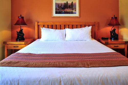 sypialnia z dużym łóżkiem z dwoma lampami na stołach w obiekcie Cedar Breaks Lodge w mieście Brian Head