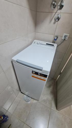 a white counter in a shower in a bathroom at Apartman Centar Paracin in Paraćin