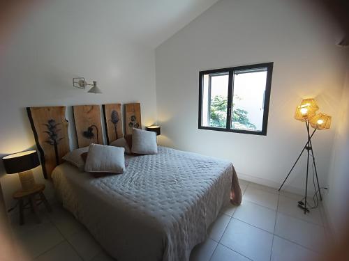 une chambre avec un lit et une fenêtre dans l'établissement Duplex Cosy- Sérénité en Bord de Mer, à Borgo