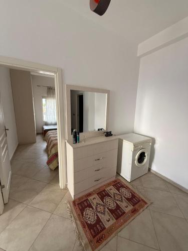un bagno con lavandino e lavatrice di Nick's Apartment a Sarandë