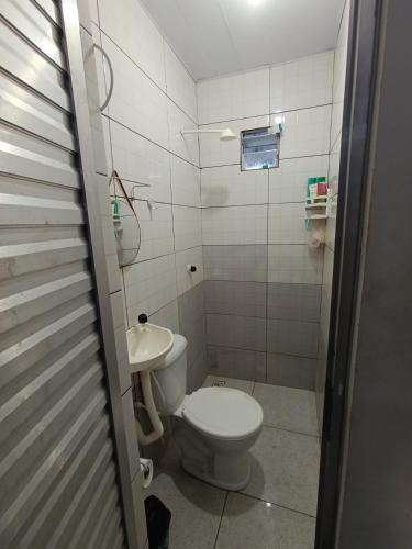 a bathroom with a toilet and a sink at Ap COP 30 NA AUGUSTO MONTENEGRO in Belém