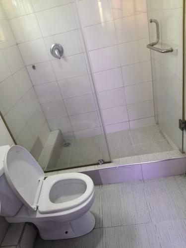 Un baño de Studio Apartment Ikeja GRA Lagos