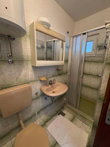ドゥーチェにあるRooms Marinoの洗面台、トイレ、シャワー付きのバスルーム