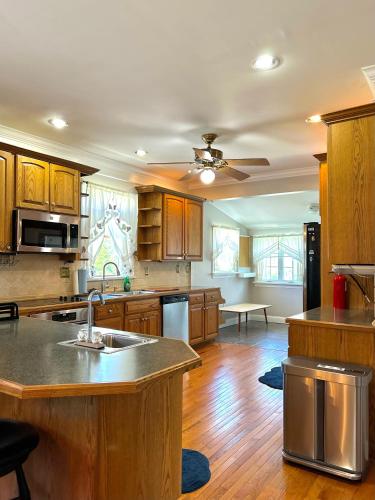 Φωτογραφία από το άλμπουμ του Cozy Cape Cod Style Home 20 Mins to Philadelphia σε Brookhaven