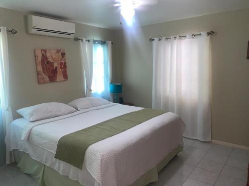 Ένα ή περισσότερα κρεβάτια σε δωμάτιο στο Villa in Hartland Estates, Priory Ocho Rios JA