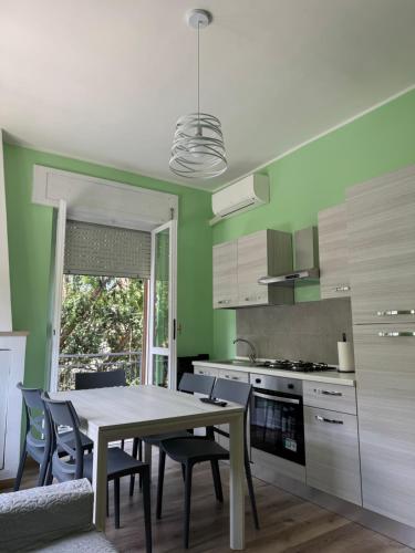 a kitchen with a table and some chairs and a stove at Belvedere MareMonti in Belvedere Ostrense