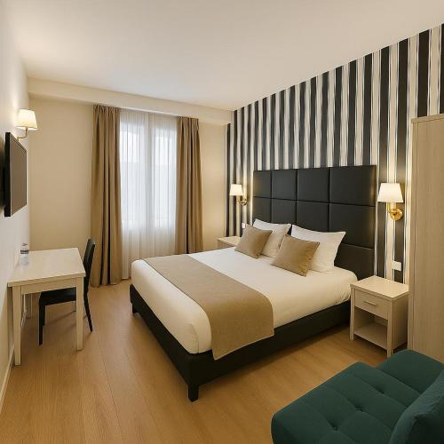 une chambre d'hôtel avec un grand lit et un bureau dans l'établissement Thoiry Étoile Lodge, à Thoiry