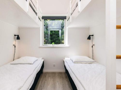 Ένα ή περισσότερα κρεβάτια σε δωμάτιο στο 14 person holiday home in Væggerløse-By Traum