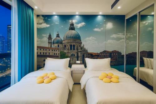 Uma cama ou camas num quarto em 重庆市中心家庭公寓