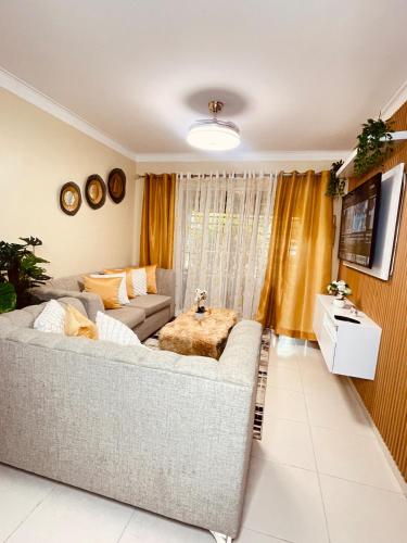 a living room with a couch and a table at Apartamento Paseo del Este in Mendoza
