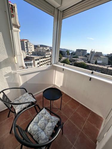 Balkón nebo terasa v ubytování Cozy one-bedroom apartment in the city center