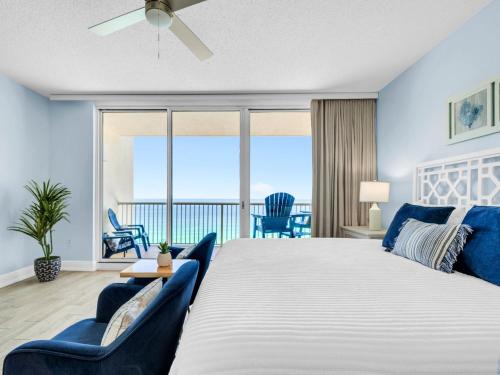 ein Schlafzimmer mit großem Bett und Balkon in der Unterkunft New BeachFront-Majestic Beach Resort-Starbucks in Panama City Beach