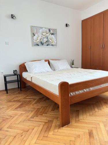 Postel nebo postele na pokoji v ubytování Cozy one-bedroom apartment in the city center