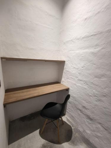 a black chair sitting in front of a desk at Casa del Cable in Mariquita