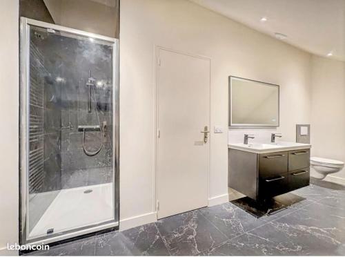 Bilik mandi di L'Escale Caennaise House for 8 people