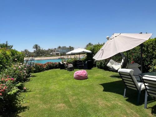 Spacious Lagoon-View gateway