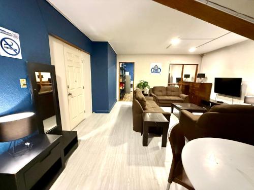 a living room with a couch and a table at RMS Hostal - Condesa in Mexico City
