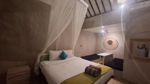 une chambre avec un lit blanc à baldaquin dans l'établissement Villa Subak 3 bed room, à Ubud
