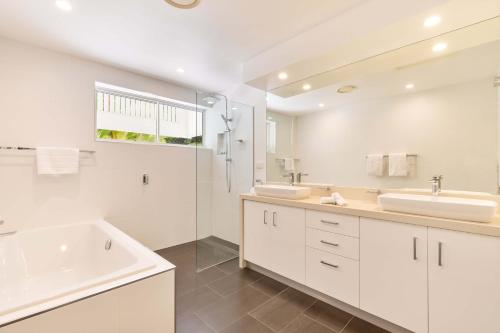 Koupelna v ubytování Mirage Resort Villa 122 with access to Sheraton Facilities