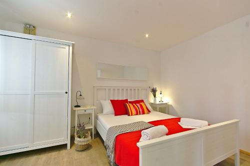 Apartments with parking space Novi Vinodolski - 24716