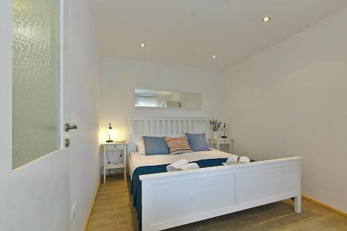 Apartments with parking space Novi Vinodolski - 24716