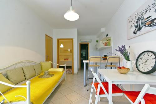 Apartments with parking space Novi Vinodolski - 24716