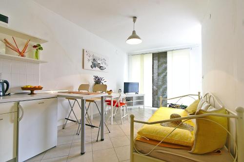 Apartments with parking space Novi Vinodolski - 24716