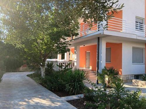 Apartments with parking space Zadar - 24724