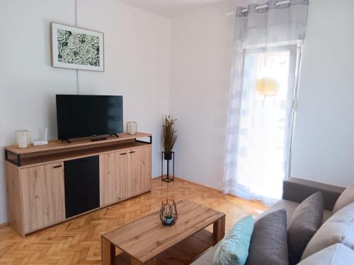 Apartments with parking space Zadar - 24724