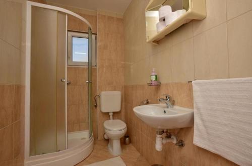Apartments with parking space Makarska - 24785