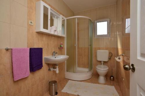 Apartments with parking space Makarska - 24785