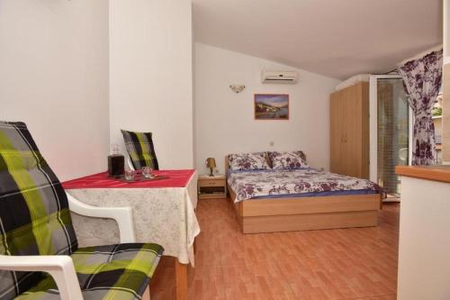 Apartments with parking space Makarska - 24785
