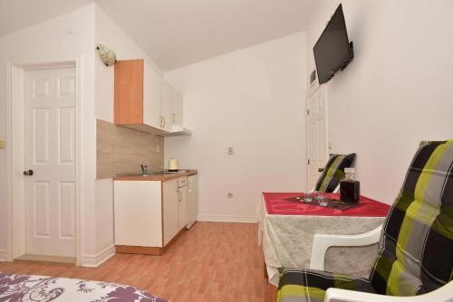 Apartments with parking space Makarska - 24785