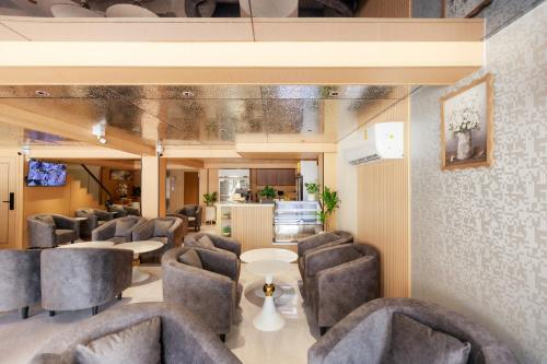 a waiting room with chairs and tables and a bar at Banana Guesthouse South Pattaya in Pattaya