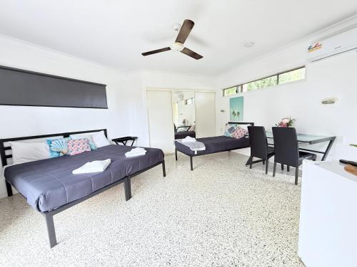 Una cama o camas en una habitación de Emu Park Beach Motel