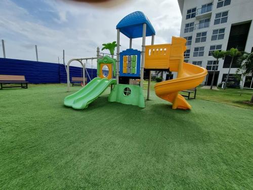ein Spielplatz mit Rutsche in einem Park in der Unterkunft Oceanfront, Caracol Beach in El Quindio