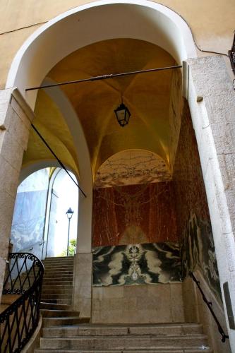 une arche avec des escaliers dans un bâtiment avec une lumière dans l'établissement Old City Appartement of Nice, à Nice