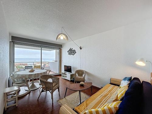 un salon avec un canapé et une table dans l'établissement T2 à Carnon - 4 couchages - Proche plage et commerces - TV, Lave-linge, Lave-vaisselle, Parking - FR-1-715-99, à Mauguio