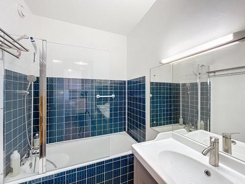 une salle de bain avec une baignoire, un lavabo et une douche dans l'établissement T2 à Carnon - 4 couchages - Proche plage et commerces - TV, Lave-linge, Lave-vaisselle, Parking - FR-1-715-99, à Mauguio