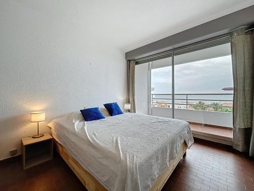 une chambre avec un lit et une grande fenêtre dans l'établissement T2 à Carnon - 4 couchages - Proche plage et commerces - TV, Lave-linge, Lave-vaisselle, Parking - FR-1-715-99, à Mauguio
