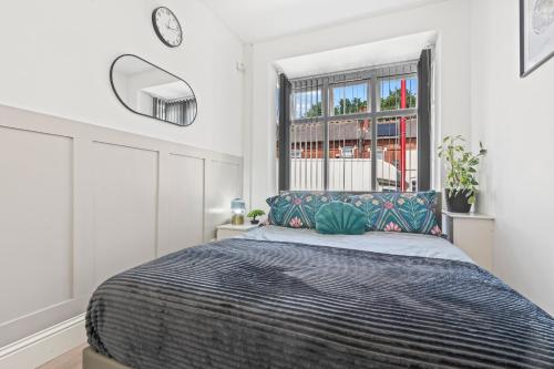 a bedroom with a bed and a window at Free Parking ,Modern 4 bedrooms 10min from Birmingham city centre ideal for contractors ,Groups and Families in Birmingham