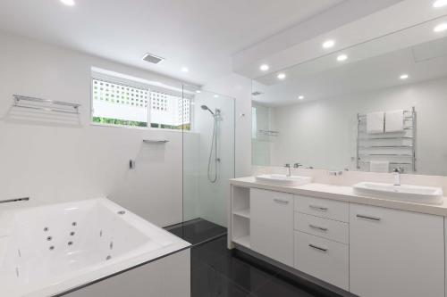 Ένα μπάνιο στο Mirage Resort Villa 416 with access to Sheraton Facilities