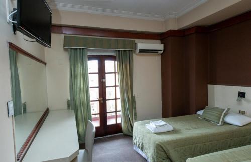 a hotel room with two beds and a window at Hotel Shauard in Salta