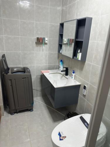 une salle de bain avec un lavabo et des toilettes dans l'établissement Farm small courtyard, à Sampong