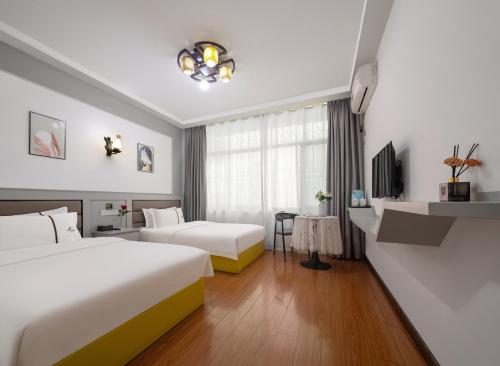 Postel nebo postele na pokoji v ubytování Zhangjiajie Fuluju Inn