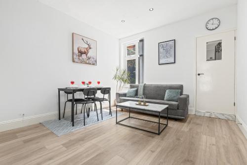 a living room with a couch and a table at Free Parking ,Modern 4 bedrooms 10min from Birmingham city centre ideal for contractors ,Groups and Families in Birmingham